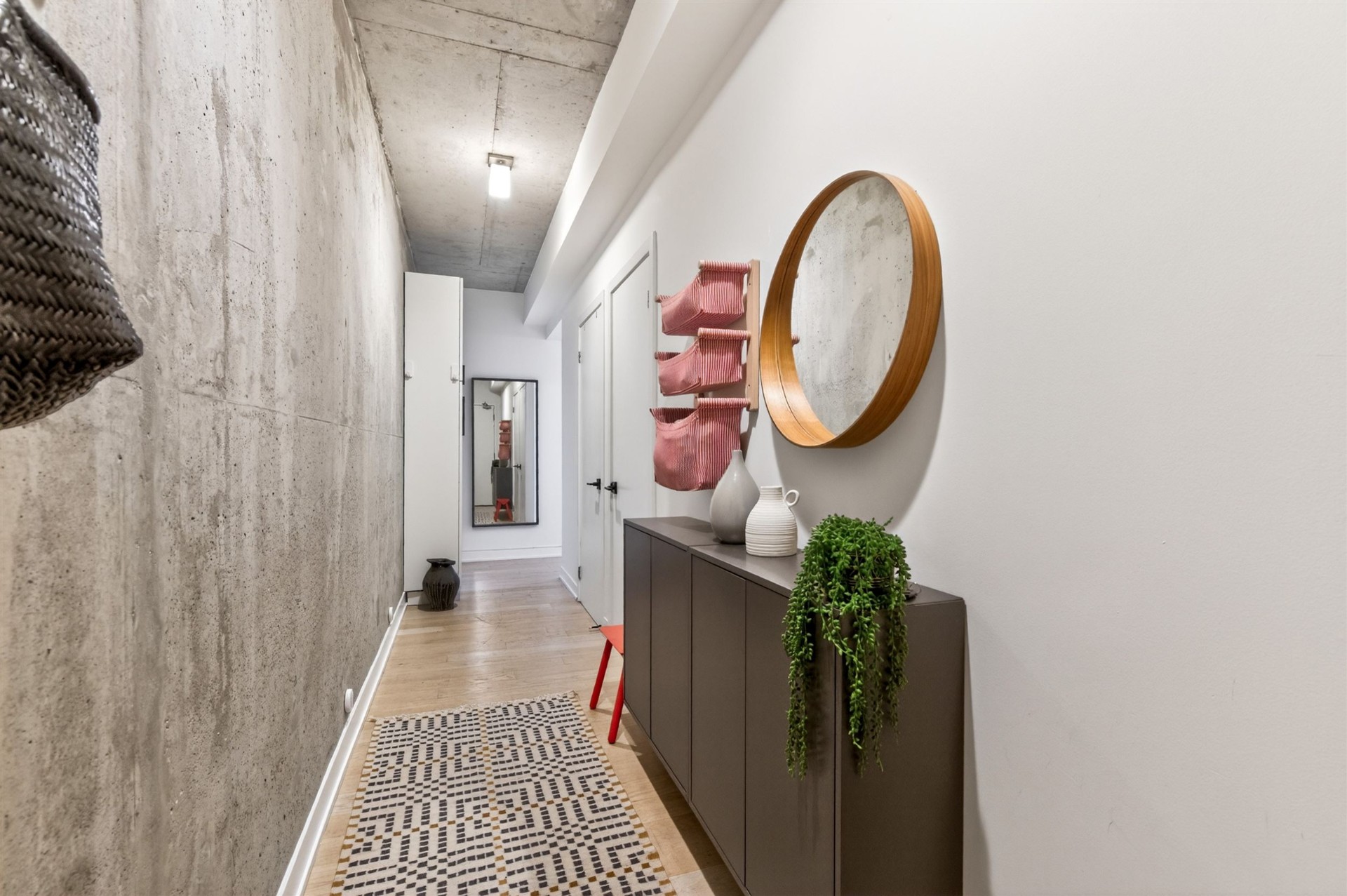 Suite 508 entry foyer with exposed concrete wall